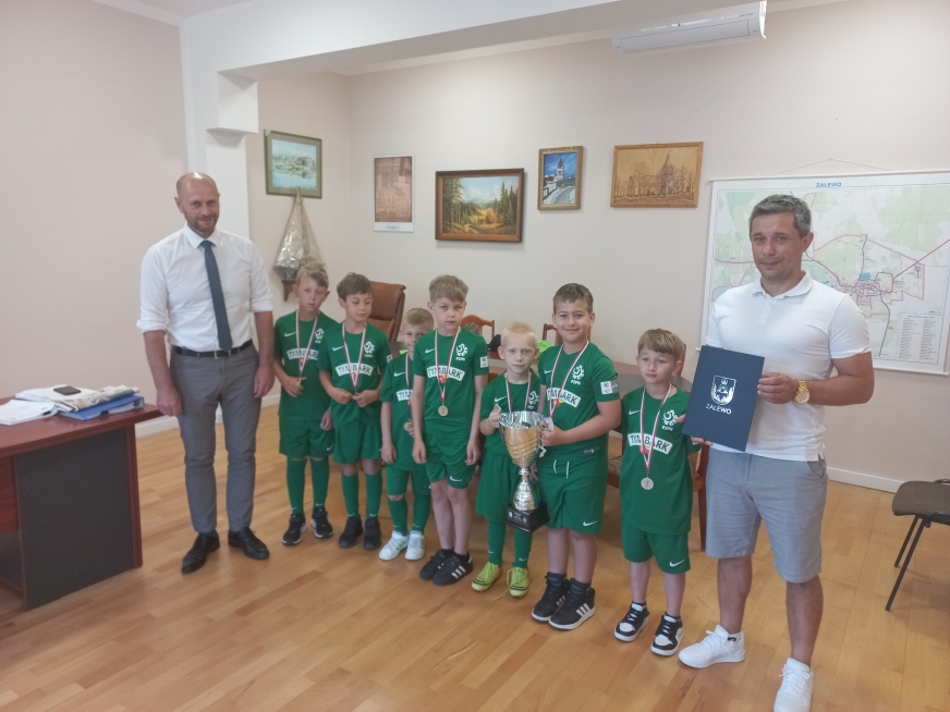 Gmina Zalewo dumna z sukcesu swoich małych futbolistów. Zobaczcie zdjęcia z miłej wizyty w tutejszym urzędzie.