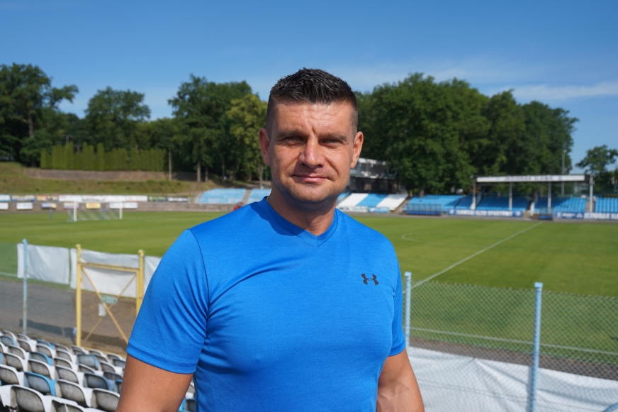Mariusz Wilk, prezes Jezioraka, na stadionie miejskim w Iławie, gdzie swoje mecze rozgrywa IV-ligowa drużyna IKS