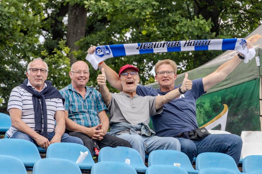 Wczoraj stadion w Iławie odwiedził wieloletni kibic Jezioraka Cord Leymann (na zdjęciu z szalikiem), który razem ze swoimi przyjaciółmi  wspierał piłkarzy 