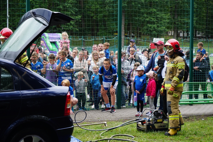 Największą atrakcją Festynu Rodzinnego Akademii IKS Jeziorak Iława była pozorowana akcja ratunkowa – gaszenie, a następnie rozcinanie samochodu, który uległ wypadkowi