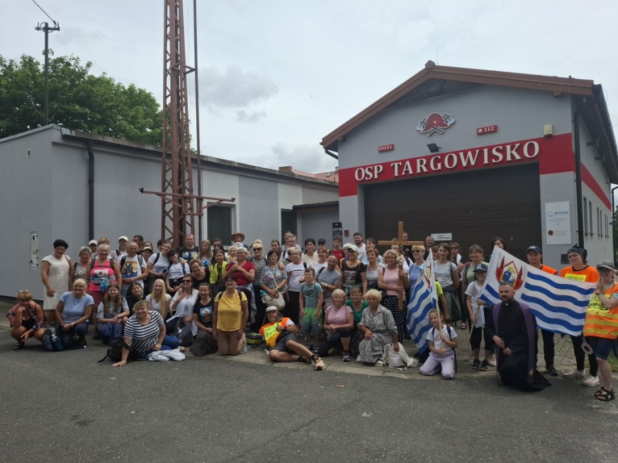 Liczni pielgrzymi - jak co roku - wyruszyli do sanktuarium w lubawskich Lipach. Są wśród nich pątnicy z Iławy, serdecznie przyjęci przez mieszkańców Targowiska.