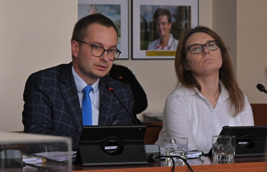 Burmistrz Dawid Kopaczewski i skarbnik Joanna Wiśniewska.