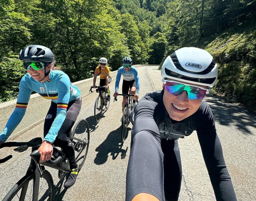 Roksana Słupek (UKS TRS Susz, pierwsza z prawej) podczas treningu rowerowego w Pirenejach, w okolicach Font Romeu  