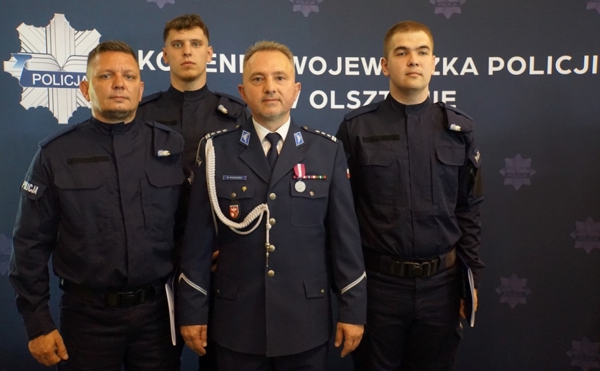 Nowo przyjęci do służby w powiecie iławskim policjanci z Komendantem Powiatowym Policji w Iławie insp. Waldemarem Pankowskim.