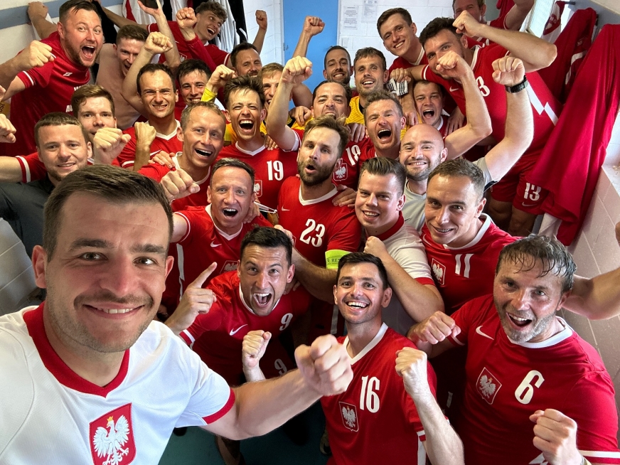 Arkadiusz Godlewski (Osa Ząbrowo, na pierwszym planie) i reprezentacja Polski tuż po zdobyciu brązowego medalu mistrzostw świata lekarzy!