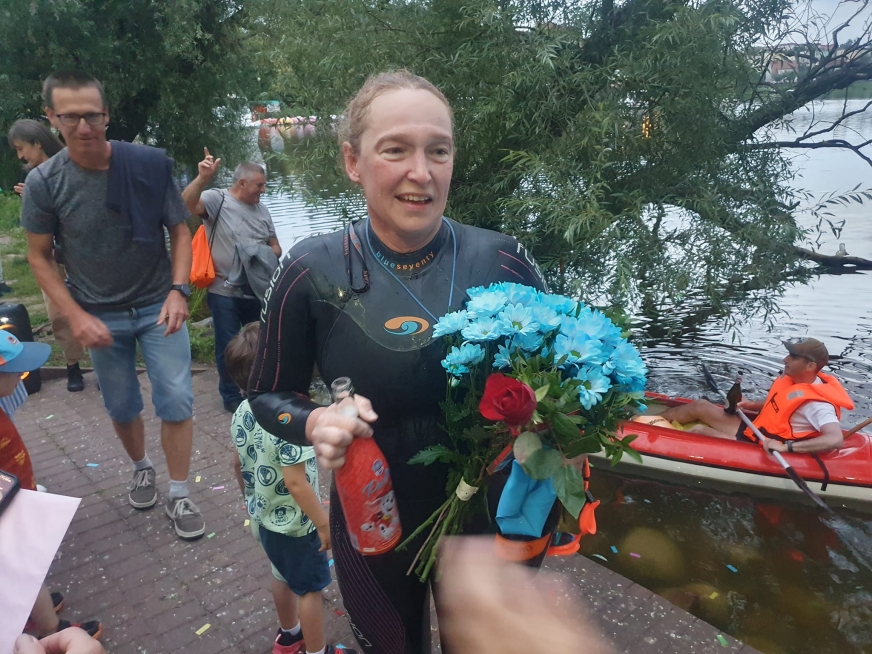 Ewa Karwowska po przepłynięciu 28 km, już w Iławie. W nagrodę - bukiet kwiatów i szampan dla dzieci! 