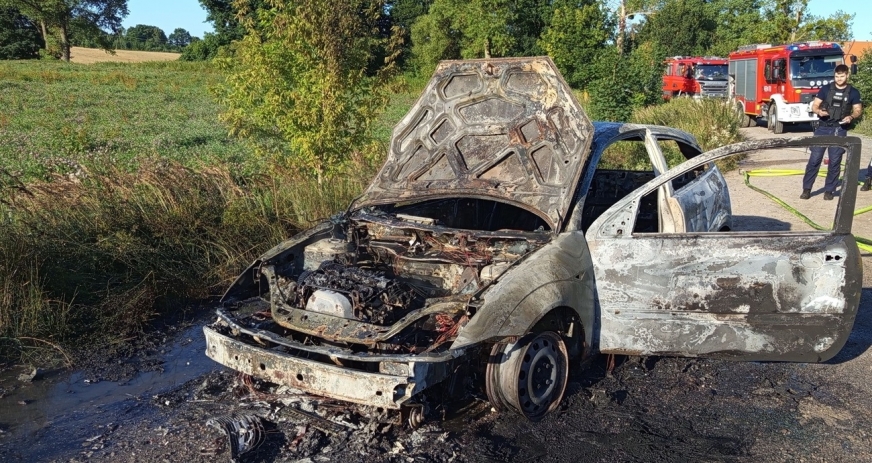 Groźne poranne zdarzenie w Januszewie - auto marki Ford zapaliło się w trakcie jazdy!