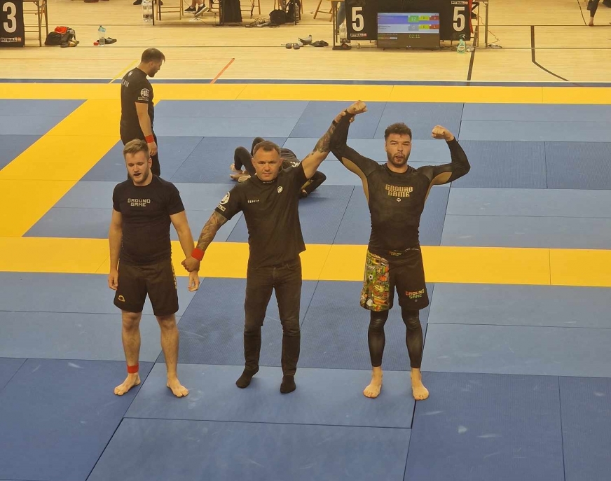 Kamil Sajkowski (Arrachion Iława, z prawej strony) po jednej z wygranych walk w konkurencji niebieski pas, No Gi, -97,5 kg 