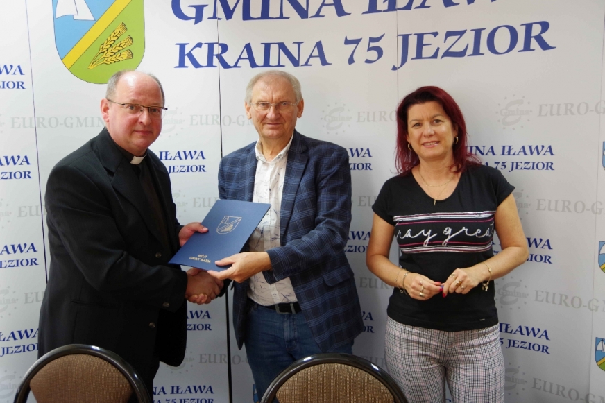 Podpisanie umowy z proboszczem parafii w Lasecznie.