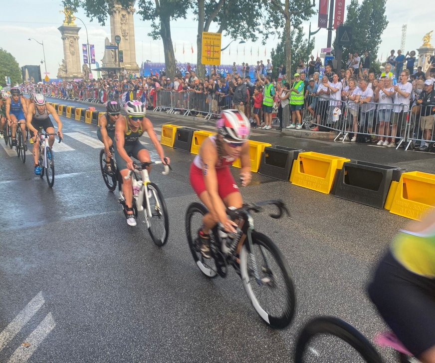 Roksana Słupek na trasie kolarskiej. Zdjęcie wykonał suszanin Paweł Młynarczyk, wiceprezes Polskiego Związku Triathlonu obecny w Paryżu
