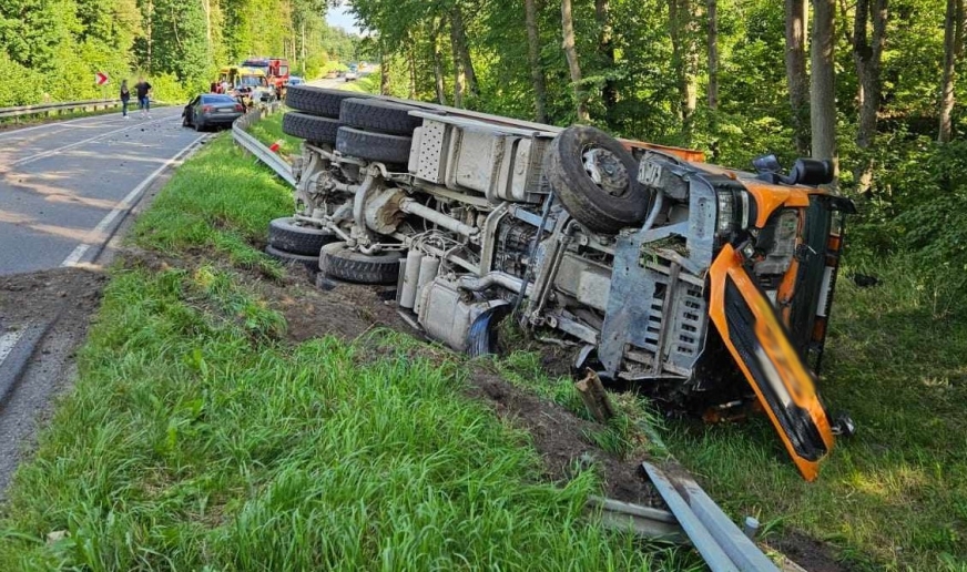 Zniszczone audi, uszkodzone BMW i ciężarówka w rowie! To finał drogowej kraksy, do jakiej doszło pod Suszem.