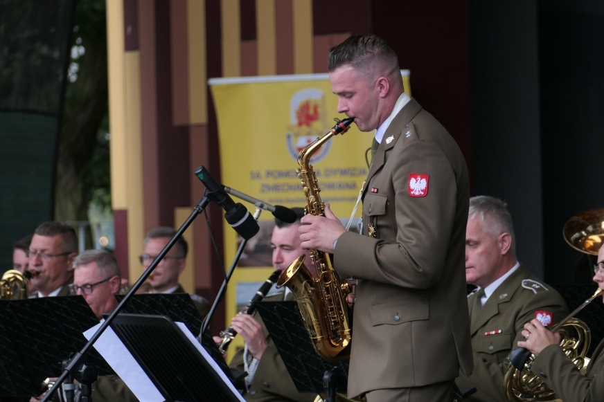 Orkiestry wojskowe z Torunia i Elbląga zagrały przed publicznością w amfiteatrze w Iławie.