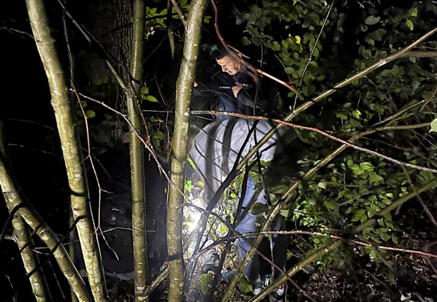 Policjanci i strażacy przeczesywali okoliczne tereny z pomocą noktowizora i drona.