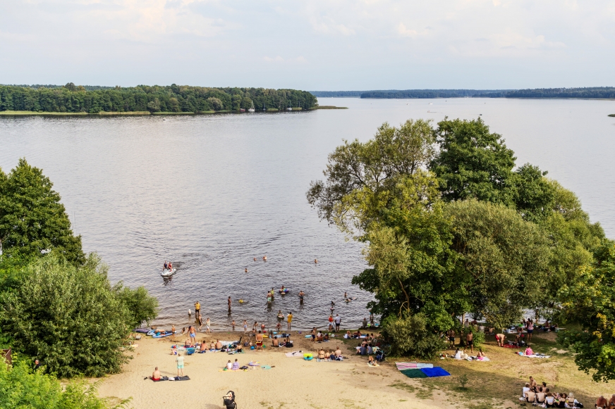 Widok na jezioro Jeziorak i plażę w Siemianach z wieży widokowej