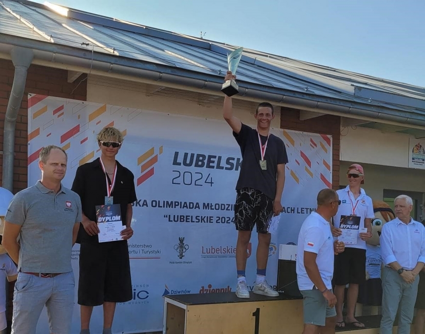 Podium OOM w klasie ILCA 4. Drugi z lewej: Wit Dmuchowski, a Stanisław Nadolski na najwyższym stopniu podium