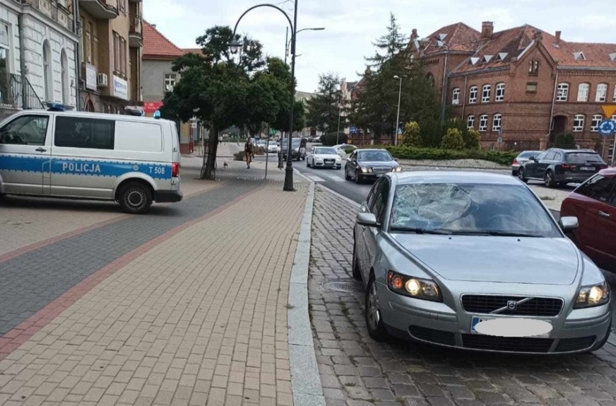 Niedzielne zderzenie rowerzysty i osobówki na ul. Niepodległości w Iławie - winny cyklista, ocenili policjanci.