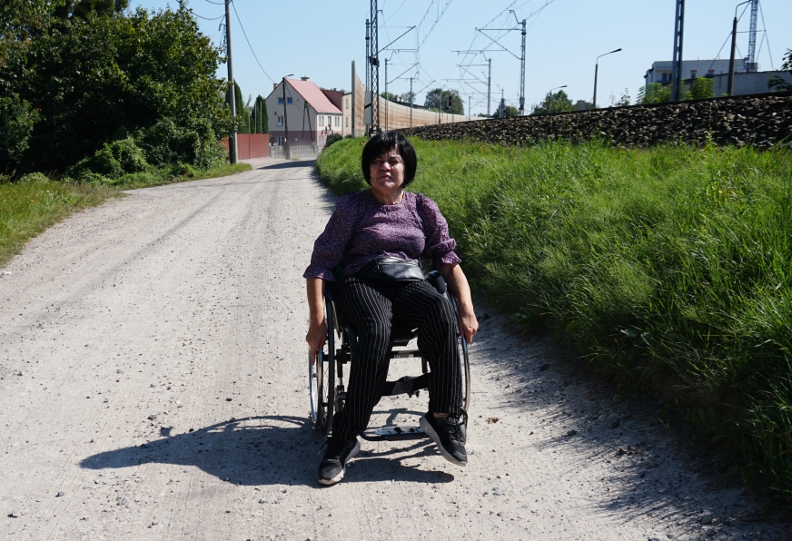 Aneta Maternicka, mieszkanka ulicy Jagiełły, codziennie pokonuje na wózku ten niełatwy odcinek