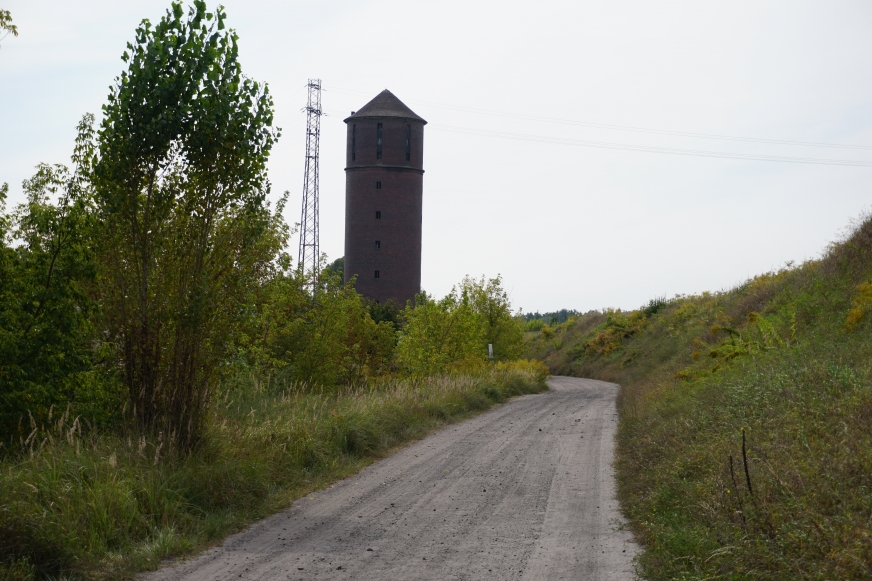 Ulica Kolejowa. To tu, tuż za wieżą ciśnień, w czasie II wojny światowej znajdował się niemiecki obóz karny 