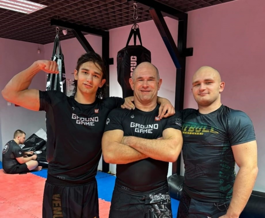 Grzegorz Sypniewski z synami, kórzy także trenują brazylijskie jiu-jitsu. Z lewej Maciej, z prawej - Mateusz 