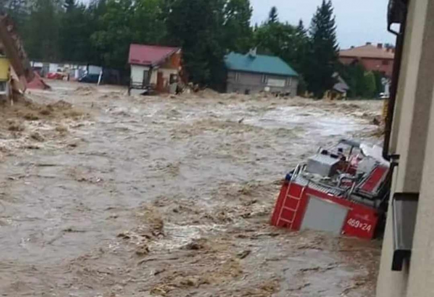 Dramatyczna sytuacja m.in. w Stroniu Śląskim, gdzie została przerwana tama.