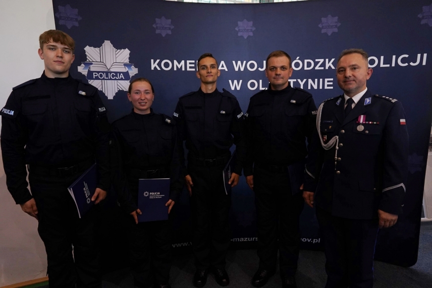 Świeżo upieczeni funkcjonariusze Komendy Powiatowej Policji w Iławie wraz z szefem jednostki insp. Waldemarem Pankowskim.