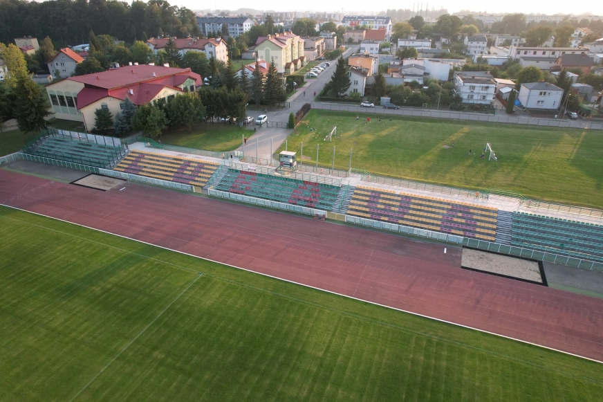 Można wyremontować miejski stadion bez zadłużania miasta. Lubawa też modernizuje swój stadion - ale warunki realizacji inwestycji dzieli od Iławy prawdziwa finansowa PRZEPAŚĆ.