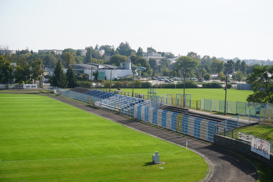 Stadion miejski w Iławie, widok na trybunę, na której kibice iławskich klubów będą mogli oglądać mecze swoich drużyn