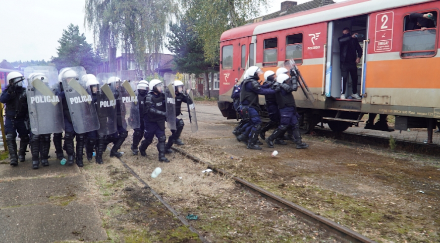 Wracamy jeszcze na chwilę w okolice iławskiego dworca, gdzie przez kilka godzin wyły policyjne syreny i przemieszczały się pododdziały zwarte policji. ZOBACZCIE NA ZDJĘCIACH z akcji, co dokładnie się tutaj działo.