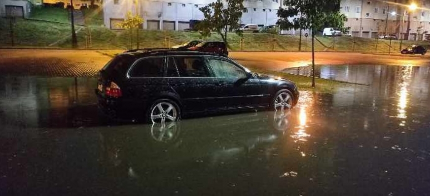 Auto zalane, winnych... brak? Iławianin stracił 15 tysięcy złotych i nie zgadza się, że z siecią kanalizacji deszczowej na tym parkingu, o czym przekonuje burmistrz, wszystko jest OK.