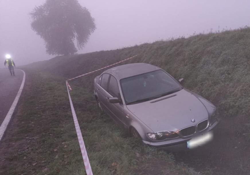 Auto wylądowało w przydrożnym rowie; poszkodowana została pasażerka.