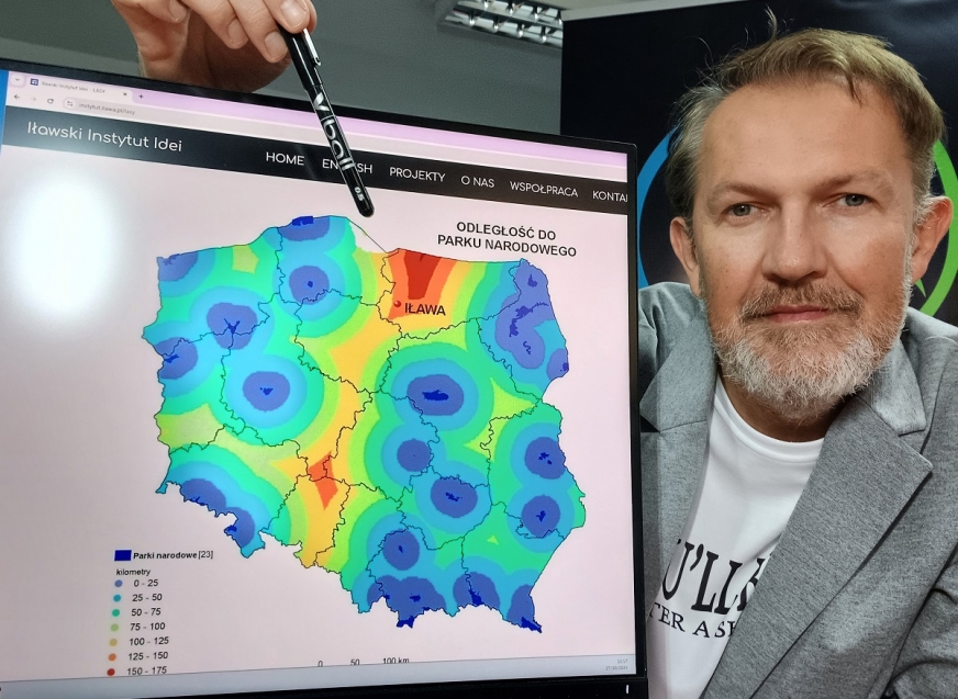 Krzysztof Kurpiecki z Iławskiego Instytutu Idei prezentuje mapę, z której wynika, że iławianie są wśród tych Polaków, którzy mają najdalej do parku narodowego!