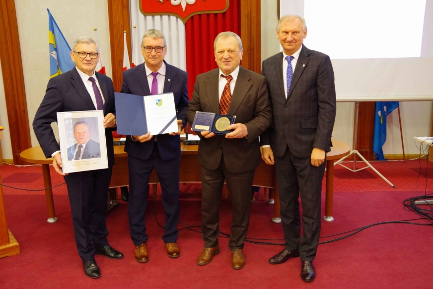 Na zdjęciu od lewej: Roman Piotrkowski - były przewodniczący Rady Gminy Iława, Krzysztof Zieliński - obecny przewodniczący, Aleksander Eugeniusz Konecki - 