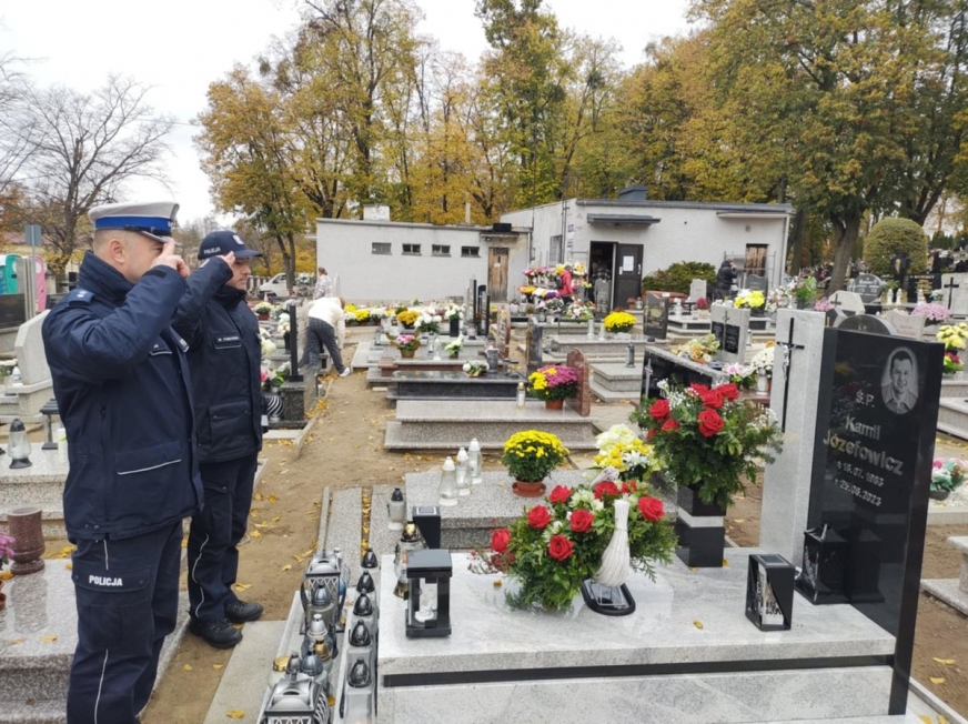 Iława. Symboliczne znicze na grobach zmarłych i poległych funkcjonariuszy policji.