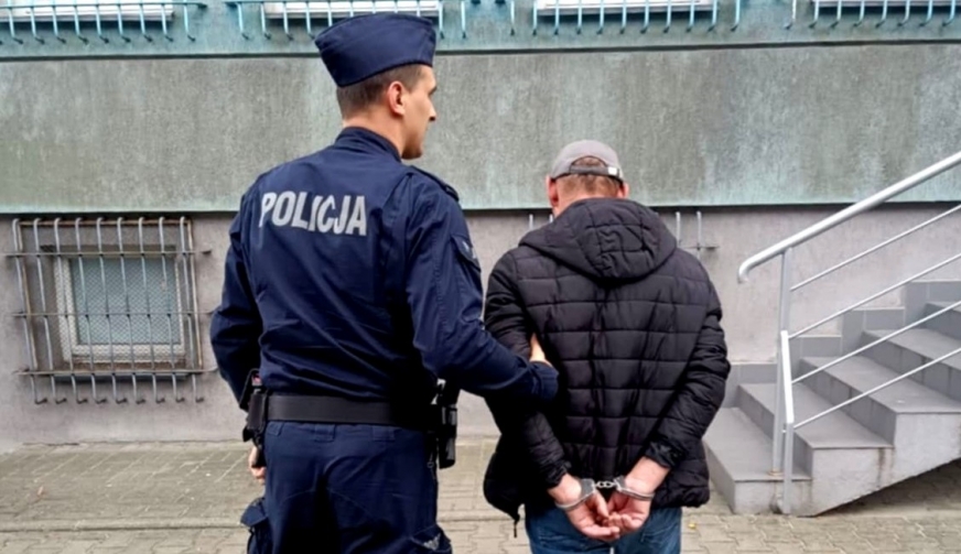 Kierowca prowadzony na badanie do jednostki policji.