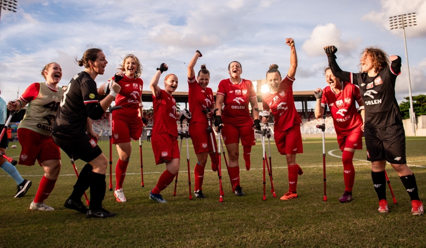 Szczęśliwa reprezentacja Polski w AMP Futbolu po wygranym meczu mistrzostw świata z Brazylią 5:0! Ola Płuciennik na zdjęciu szósta z lewej strony