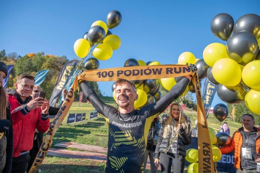 Mateusz Krawiecki - wicemistrz świata w biegach przeszkodowych na 15 km w kat. 30-39 lat! Tu akurat po zdobyciu stenego podium w zmaganiach  Runmageddon