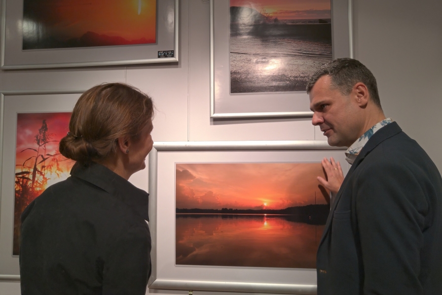 Na wernisażu fotografii pt. „W pogoni za słońcem”.