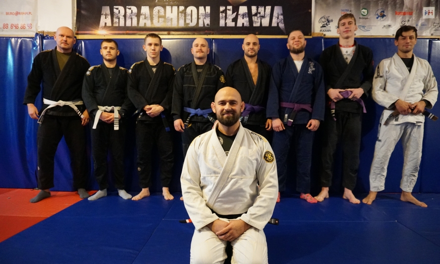 Dawid Tarasiewicz (już z czarnym pasem) oraz grupa treningowa brazylijskiego jiu-jitsu w Arrachionie Iława