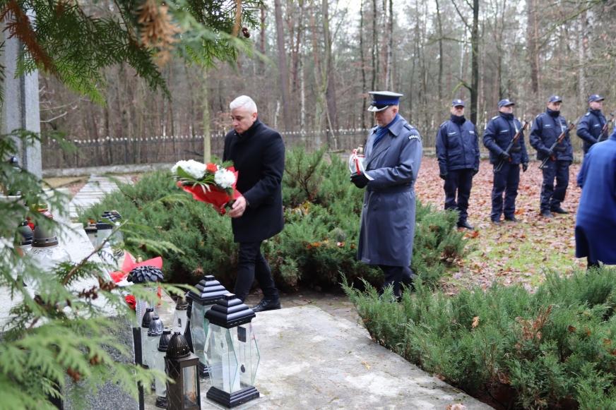 Hołd zamordowanym składają wójt Tomasz Ewertowski i komendant lubawskiego komisariatu policji Roman Gancarz. 