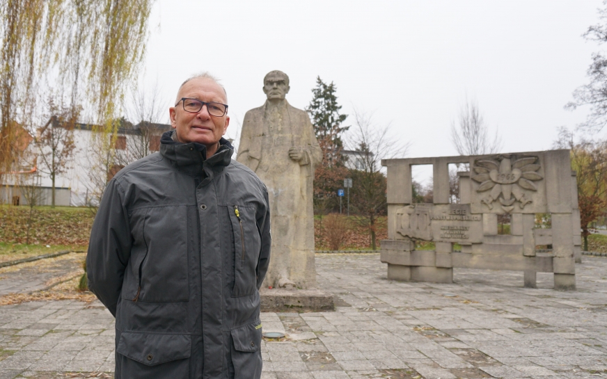 Zbigniew Liss na pierwszym planie, a w tle pomnik Stefana Żeromskiego w Iławie. Tata pana Zbigniewa był modelem, na podst. którego stworzono rzeźbę polskiego pisarza