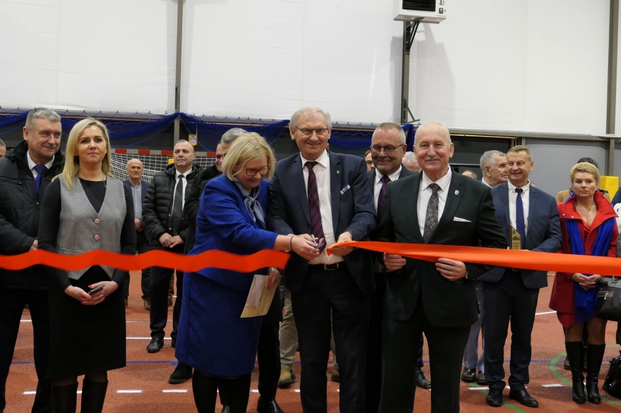 Nowa zadaszona, wielofunkcyjna hala sportowa - oficjalnie otwarta. ZOBACZ ZDJĘCIA z uroczystości przecięcia wstęgi.