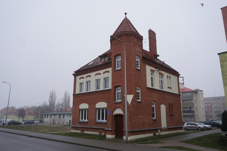 Jeden z zachowanych budynków dawnych koszar przy ul. Wiejskiej 2a 