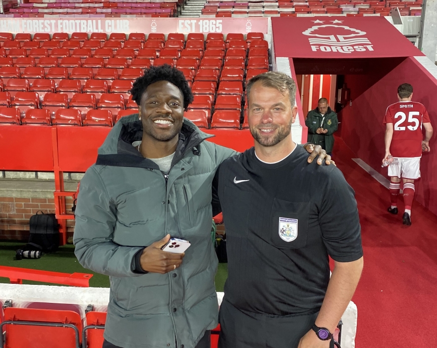 Iławianin Sebastian Zalewski, w stroju sędziowskim oraz Ola Aina, obrońca Nottingham Forest FC