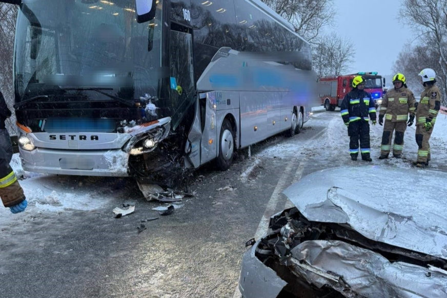 Bardzo trudne warunki drogowe - i już są efekty w postaci groźnej 