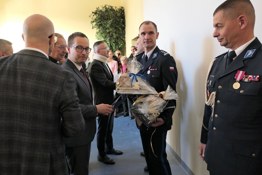 Insp. Mirosław Mozarczyk odbiera gratulacje i upominki - zdjęcie z poniedziałkowej odprawy w iławskiej komendzie policji.