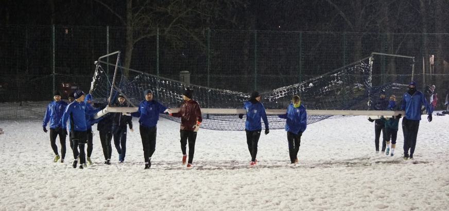 Żeby trening się odbył, potrzebna jest bramka. Zatem - zapraszamy do przenoszenia! Piłkarze Jezioraka rozpoczęli treningi