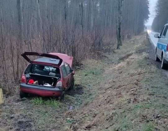 Na trasie Laseczno - Stradomno 49-latek rozbił renaulta po tym, jak nie dostosował prędkości jazdy do warunków ruchu.