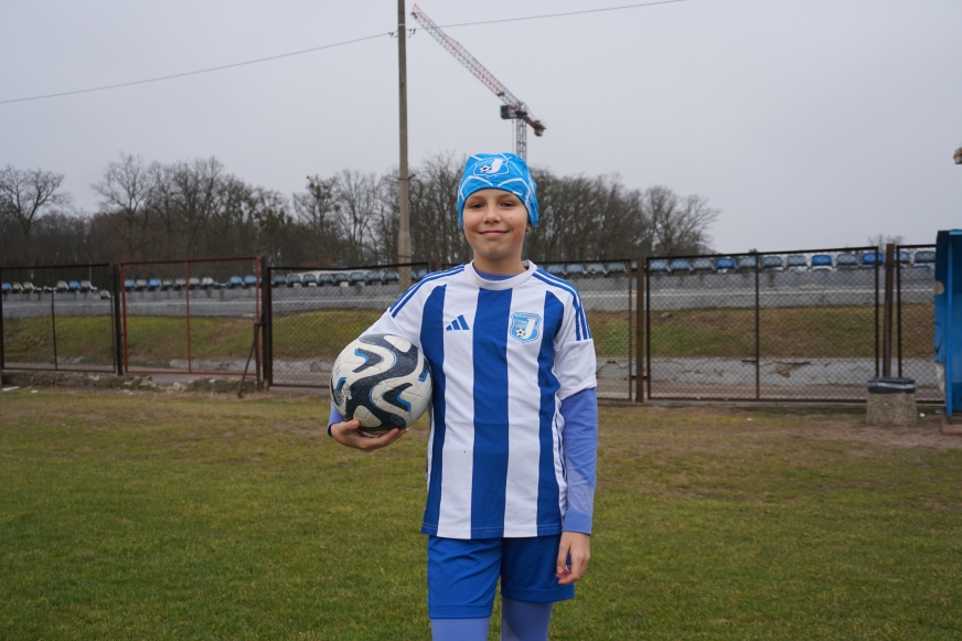 Lena Miłosek w klubowych barwach na stadionie miejskim w Iławie