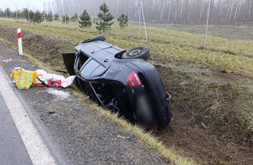 Dachowanie osobowego volkswagena, którym podróżowała kobieta z trójką małych dzieci.