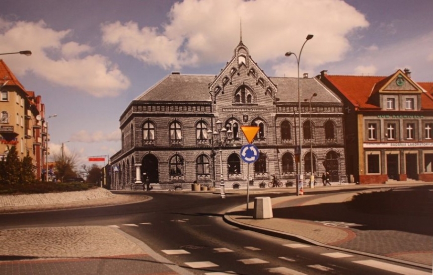 Praca iławskiego fotografika Andrzeja Świdzińskiego – wkomponował historyczny wizerunek obiektu we współczesne otoczenie.